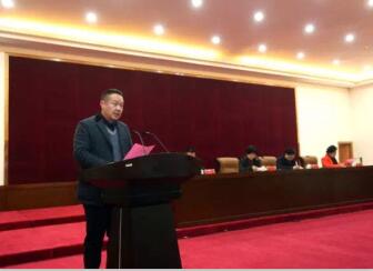 湖北昌利董事長(zhǎng)在“百企聯(lián)百村脫貧奔小康”動(dòng)員會(huì)宣讀倡議書 湖北昌利董事長(zhǎng)在“百企聯(lián)百村脫貧奔小康”動(dòng)員會(huì)宣讀倡議書