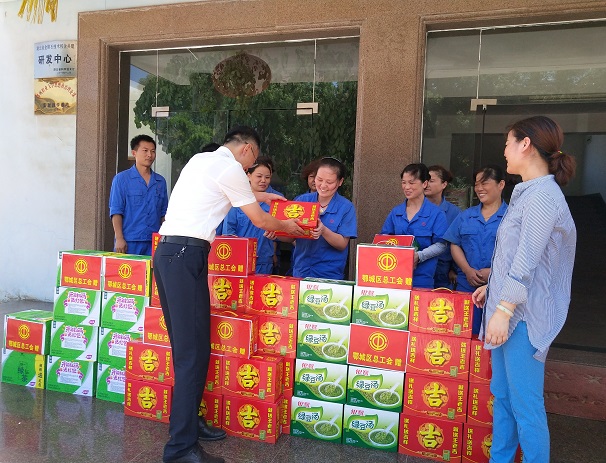 鄂城區(qū)委領(lǐng)導(dǎo)為昌利金剛石鋸片車間生產(chǎn)一線職工“送清涼” 鄂城區(qū)委領(lǐng)導(dǎo)為昌利金剛石鋸片車間生產(chǎn)一線職工“送清涼”