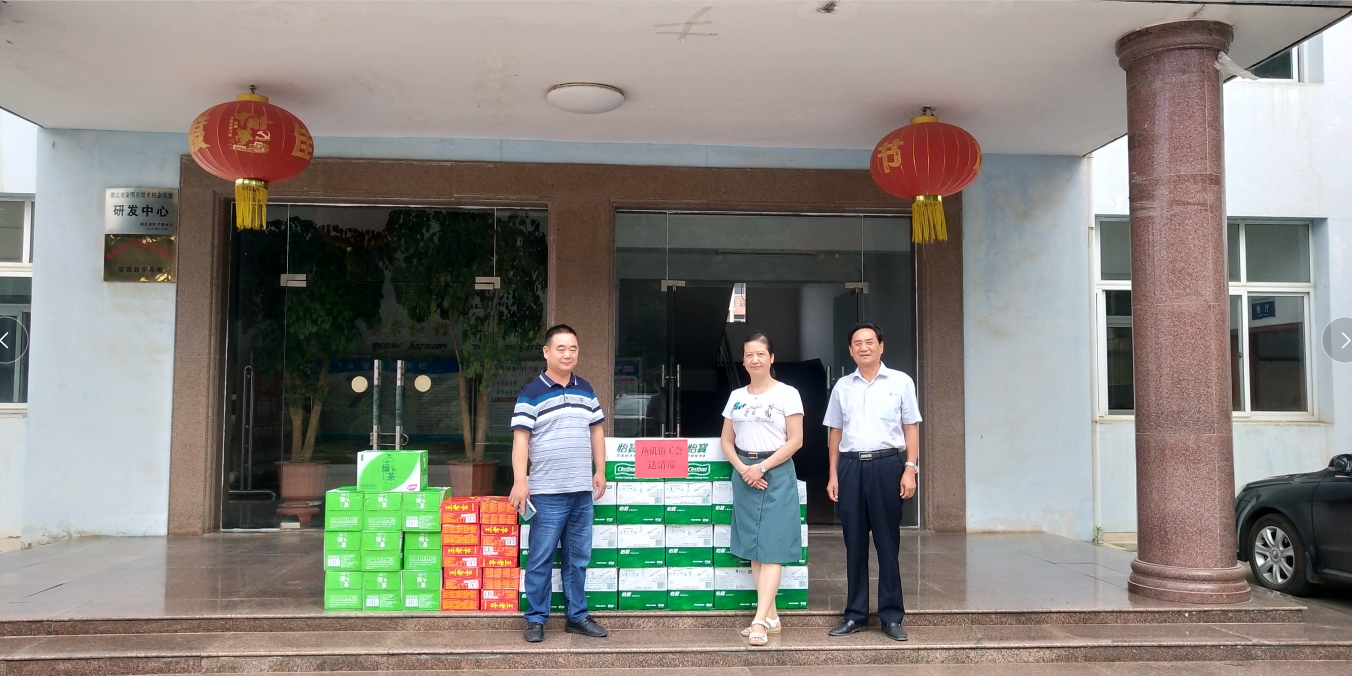 鎮工會為湖北昌利公司一線職工送“清涼” 鎮工會為湖北昌利公司一線職工送“清涼”